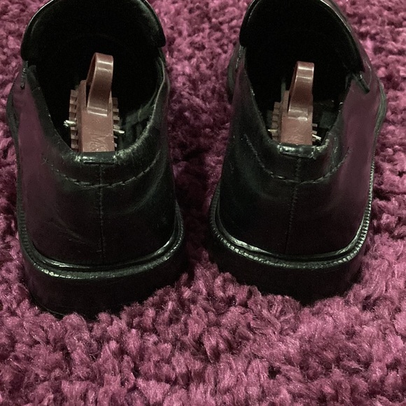 Gucci Men black leather loafer size 11. Nicely worn and well cared for.